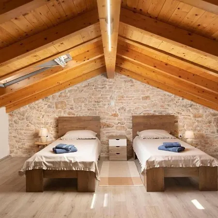 Vakantiehuis House With A Parking Space Valtura, - 24732 Pula