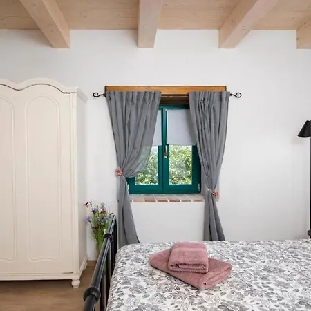 House With A Parking Space Valtura, - 24732 *