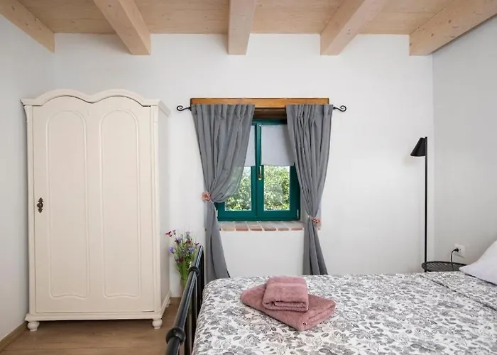 House With A Parking Space Valtura, - 24732 *