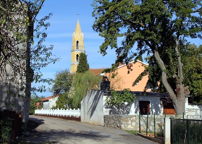 House With A Parking Space Valtura, - 24732 *